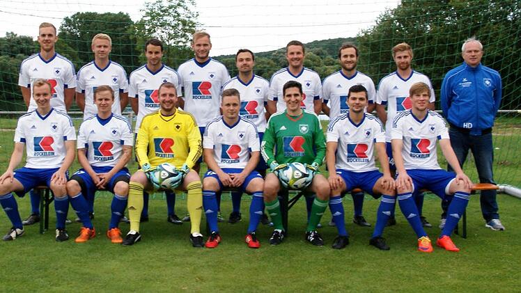 Mit diesem Kader startet die SpVgg Ebing in die neue Saison (stehend, von links): Marco Motschenbacher, Dominik Merzbacher, Jan Dippold, Fabian Funk, Lukas Kachelmann, Andre Zebunke, Sebastian Derra, Stefan G&ouml;ller und Trainer Heinrich Dumpert; (sitzend, v. l.) Simon Bergmann, Marco Hubatschek, Florian Braun, Andreas Altenfeld, Michael Endres, Dominik Schmidt und Julian Lorz. Es fehlen: Sebastian Landgraf, Johannes Landgraf, Johannes Skalischus, Bj&ouml;rn Zenk, Marco Bullmann, Peter B&uuml;ttner, Chris...