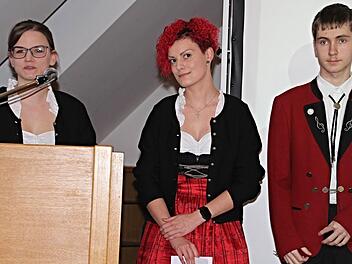 Karina Hubatschek, Jessica Baltruschat und Pascal Lehmann (von links) freuten sich über die Spende der Raiffeisen-Volksbank für die Jugendblaskapelle Unterpreppach und zeigten stolz ihr neues Outfit, für welches die Spende Verwendung findet.