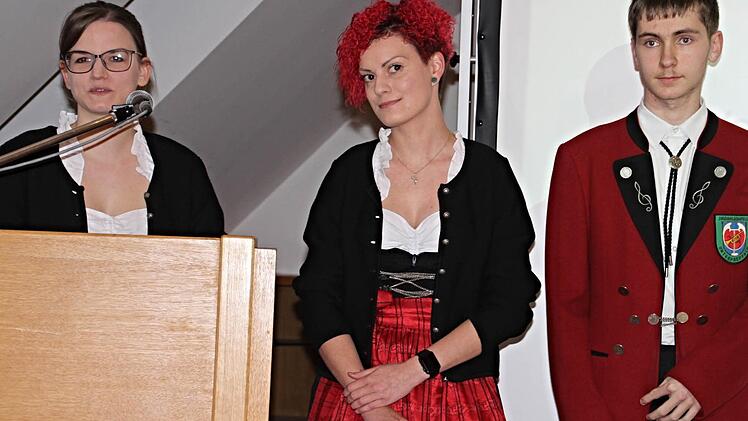 Karina Hubatschek, Jessica Baltruschat und Pascal Lehmann (von links) freuten sich über die Spende der Raiffeisen-Volksbank für die Jugendblaskapelle Unterpreppach und zeigten stolz ihr neues Outfit, für welches die Spende Verwendung findet.