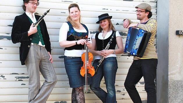 Die Band Boxgalopp spielt beim legend&auml;ren "Volxtanzabend" in den Haas-S&auml;len auf. Foto: Boxgalopp