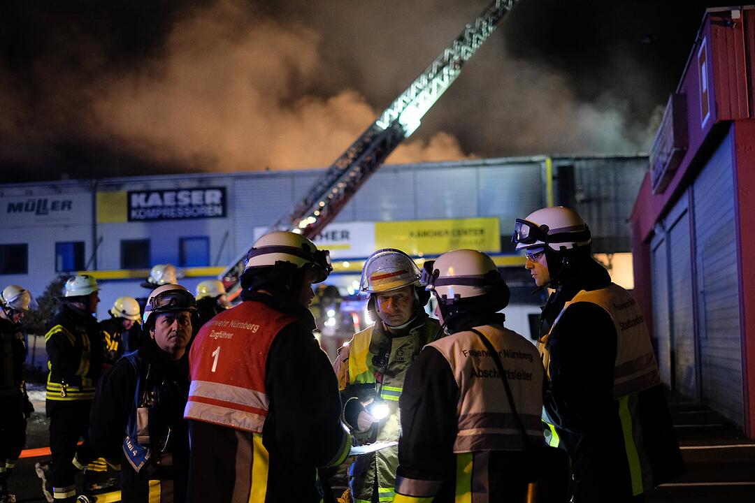 Großbrand zerstört Industriegebäude in Nürnberg