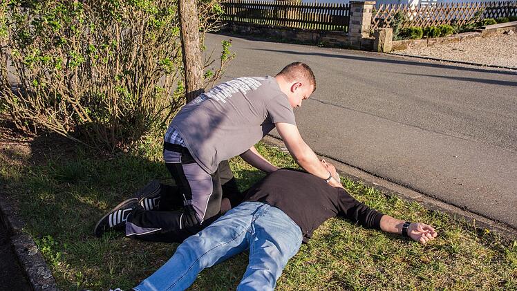 Kammerflimmern tritt  meist völlig unerwartet auf und führt zur Bewusstlosigkeit.  Der plötzliche Herztod trifft jährlich über 100.000 Menschen. Foto: privat