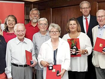 Alexandra Hiersemann, Renate Schroff (v. l.) und German Hacker (2. v. r.) mit den Geehrten Foto: R. Sänger