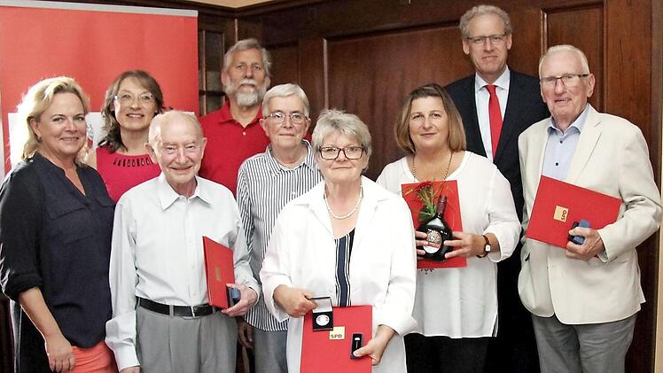Alexandra Hiersemann, Renate Schroff (v. l.) und German Hacker (2. v. r.) mit den Geehrten Foto: R. Sänger
