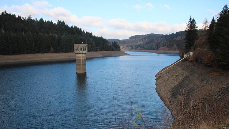 Die Ködeltalsperre ist ein riesiger Wasserspeicher - eingebettet in die idyllische Natur des Frankenwalds. Foto: Andreas Schmitt