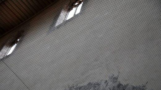 Ein Netz soll die Besucher im Hauptschiff vor herabfallenden Putzteilen sch&uuml;tzen.  Foto: Markus Hauck/pow