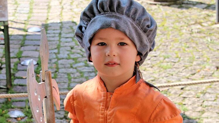 Die Schilde und Schwerter aus Holz waren bei den jungen Gästen beliebt.  Foto: Dieter Britz