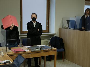 Der angeklagte 24-Jährige und sein Verteidiger: Zu den Ereignissen in Zeitlofs vom August vergangenen Jahres, bei denen ein 21-Jähriger starb, äußerte der junge Mann sich nur über seinen Anwalt. Foto: Steffen Standke