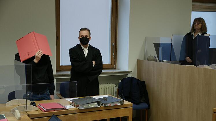 Der angeklagte 24-J&auml;hrige und sein Verteidiger: Zu den Ereignissen in Zeitlofs vom August vergangenen Jahres, bei denen ein 21-J&auml;hriger starb, &auml;u&szlig;erte der junge Mann sich nur &uuml;ber seinen Anwalt. Foto: Steffen Standke