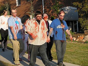 Wie hier beim "Sitges Zombie Walk" stellt man sich Zombies vor. Wo man ihnen  in Deutschland am besten entfliehen kann, zeigt eine Studie.