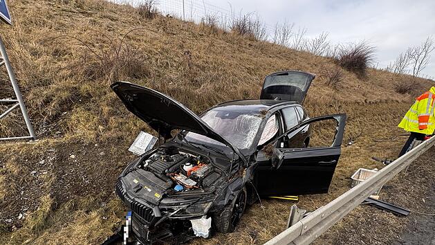 Auto auf A9 &uuml;berschlagen - Fahrer leicht verletzt