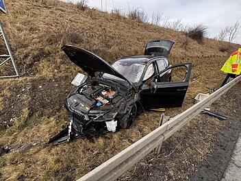 Auto auf A9 überschlagen - Fahrer leicht verletzt