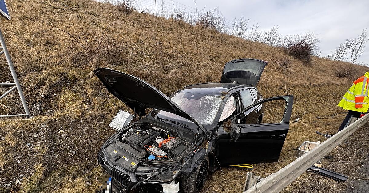 Landkreis Hof: Autofahrer überschlägt sich auf Autobahn - leicht verletzt