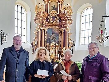 Karl-Hans Hollet und Daniela Lieb vom Hospizverein Bamberg sowie Annemarie Straub vom Krankenbesuchsdienst Schönbrunn (v.l.) erhielten vom Vorsitzenden der Theatergruppe, Alfons Fröhling (re.), Spendenschecks überreicht.