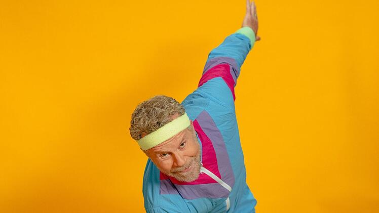 Skurrile Mode, kuriose Fitness-Begeisterung: Jenke von Wilmsdorff kleidet sich im Aerobic-Stil.