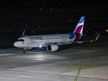 Eurowings-Evakuierungsflieger kommt am Flughafen K&ouml;ln Bonn an
