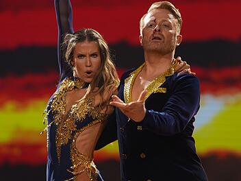 Tanzpartnerin  Mariia Maksina trifft S&auml;nger Ross Antony bei der Rumba zu "Human Nature" an der Stirn. Moderator Daniel Hartwich: "Es sollte doch Herzblut sein, nicht Stirnblut"