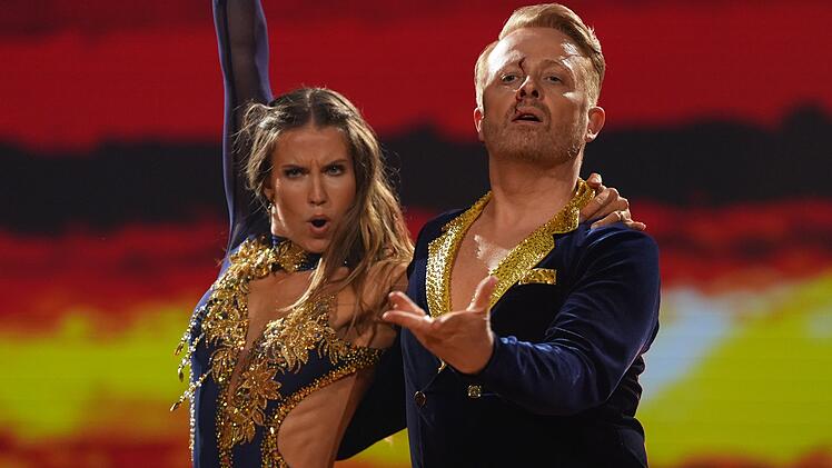 Tanzpartnerin  Mariia Maksina trifft S&auml;nger Ross Antony bei der Rumba zu "Human Nature" an der Stirn. Moderator Daniel Hartwich: "Es sollte doch Herzblut sein, nicht Stirnblut"