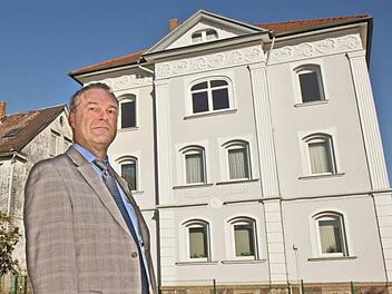 Neustadts Oberbürgermeister Frank Rebhan vor dem Wohnhaus der Druckereifamilie Patzschke in der Bahnhofstraße. Hier sollen künftig Einrichtungen der Kultur- und Bildungsarbeit Platz finden. Fotos: Jochen Berger
