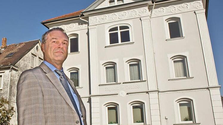 Neustadts Oberbürgermeister Frank Rebhan vor dem Wohnhaus der Druckereifamilie Patzschke in der Bahnhofstraße. Hier sollen künftig Einrichtungen der Kultur- und Bildungsarbeit Platz finden. Fotos: Jochen Berger
