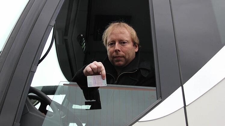 Dominik Weber zeigt seinen Führerschein, der ihn in den vergangenen Wochen viele Nerven gekostet hat. Noch steht keine 95 darin.
