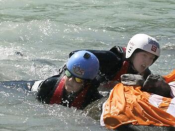 Raphaela Titus (blauer Helm) kämpft sich zum zweiten Kontrollpunkt. Am Ende ist sie Deutsche Meisterin im Wildwasserschwimmen. Fotos: privat