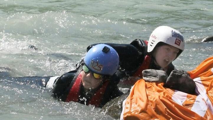 Raphaela Titus (blauer Helm) kämpft sich zum zweiten Kontrollpunkt. Am Ende ist sie Deutsche Meisterin im Wildwasserschwimmen. Fotos: privat