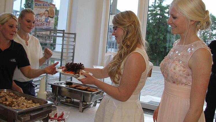 Figurbewusste Schönheiten des Markgraf-Georg-Friedrich-Gymnasiums griffen zu Salat mit Putenbrust. Foto: Sonja Adam
