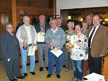 Die ausgezeichneten Mitglieder der Ortsgruppe Grafengehaig des Frankenwaldvereins zusammen mit der Obfrau Margitta Hieke (links) und Bürgermeister Werner Burger (rechts). Foto: Wulf
