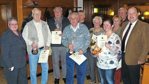 Die ausgezeichneten Mitglieder der Ortsgruppe Grafengehaig des Frankenwaldvereins zusammen mit der Obfrau Margitta Hieke (links) und Bürgermeister Werner Burger (rechts). Foto: Wulf