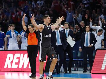 Auf dem Weg zum Korb war Fabien Causeur (r.) von keinem Istanbuler Spieler aufzuhalten. Nach Spielende ließ sich der Franzose von den Fans feiern. Fotos: Daniel Lob