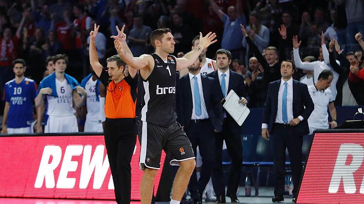 Auf dem Weg zum Korb war Fabien Causeur (r.) von keinem Istanbuler Spieler aufzuhalten. Nach Spielende ließ sich der Franzose von den Fans feiern. Fotos: Daniel Lob