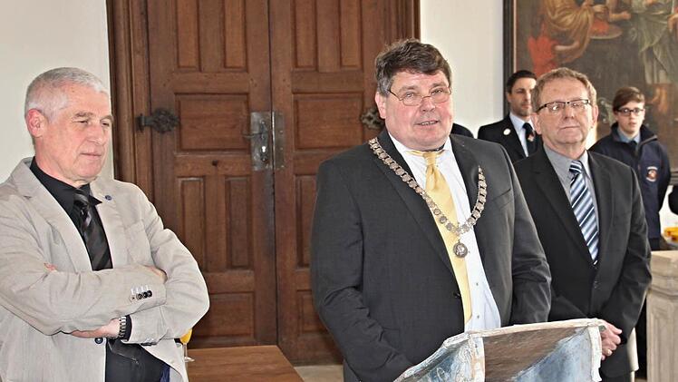 Bürgermeister Hermann Niediek, flankiert von seinen Stellvertretern Reinhold Klein (links) und Günther Stottele (rechts) begrüßte an der Schlosstreppe im "Deusters`chen Schloss" die Gäste zum Neujahrsempfang. Foto: Helmut Will