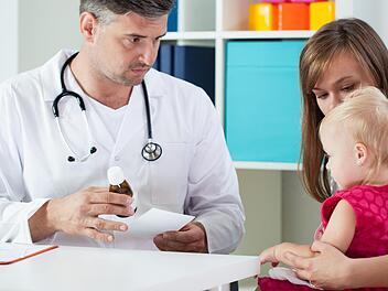 Wenn es einem Kind schlecht geht, sollten Eltern nicht zu lange abwarten bis sie zum Kinderarzt gehen - zumal es nur noch begrenzte Sprechzeiten beim kinderärztlichen Bereitschaftsdienst gibt. Foto: Photographee.eu