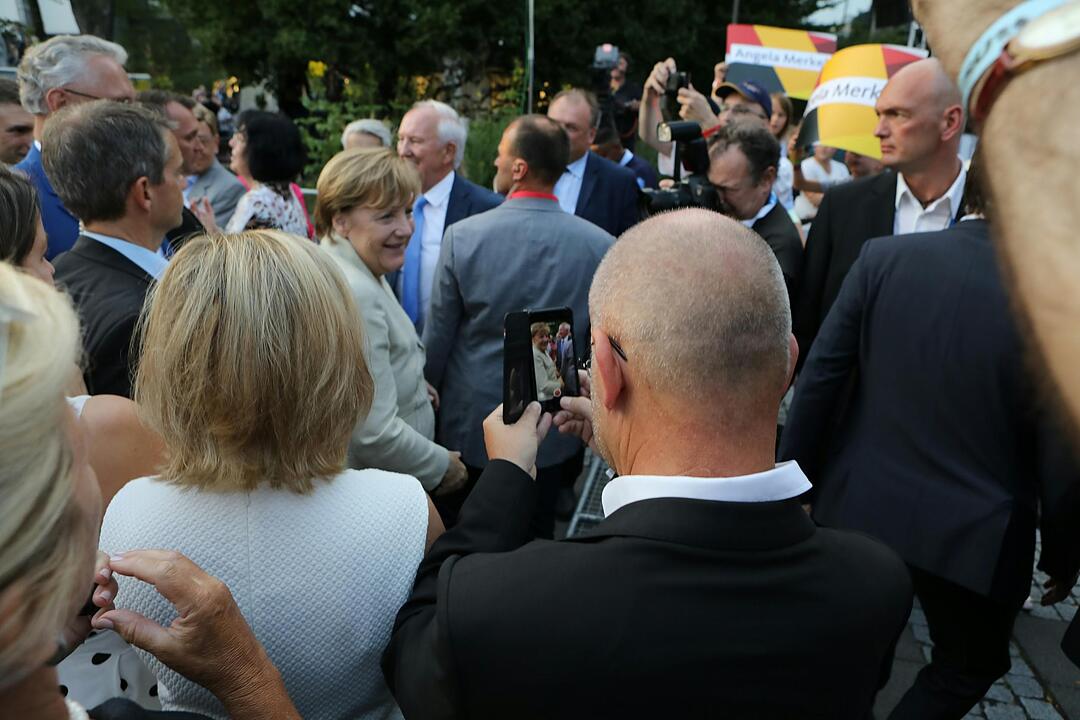Jubel und Pfiffe für Angela Merkel in Erlangen