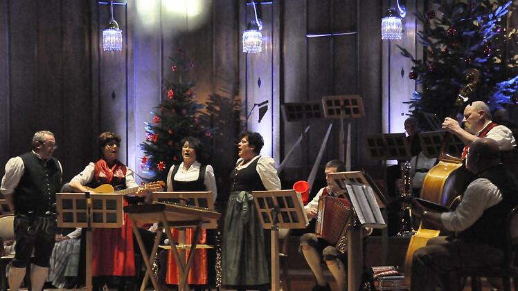 Die meisten der Hoibüche Muisig kommt aus dem Rhöner Dorf Ge-fäll. Sie bringen mitreisende Musik und Gesang auf die Bühne die gleichbedeutend für Rhöner Kultur und Menschen steht. Foto: Peter Klopf