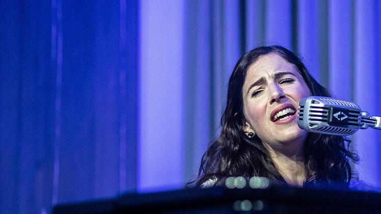 Ein Wiederhören mit der Singer-Songwriterin Ann Vriend gab es in Coburg. Am E-Bass begleitete Reid Thiel die Sängerin und Pianistin.Foto: Jochen Berger