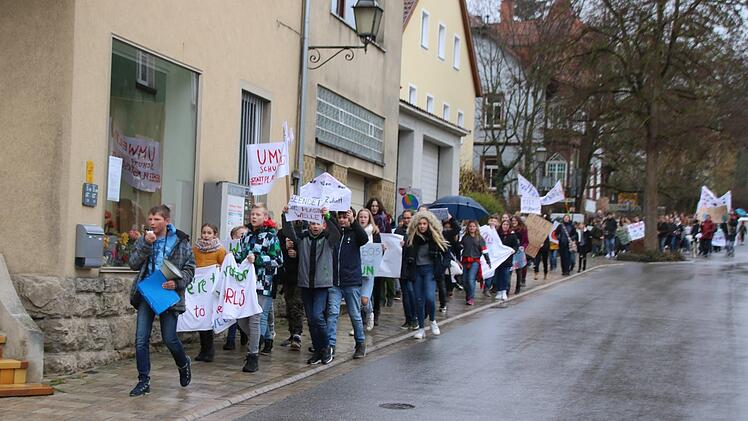 Die Schülerinnen und Schüler ziehen vom Gymnasium zum Marktplatz. Thomas Malz