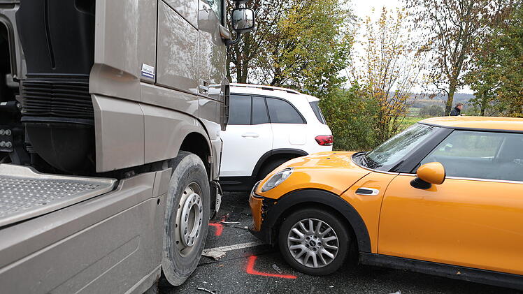 Verkehrsunfall mit vier Fahrzeugen: Mehrere Personen leicht verletzt