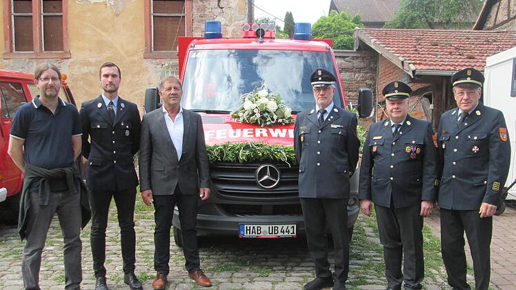Christian Fenn, Marius Arheidt und Albrecht Leurer (v. l.) sind glücklich über das Neufahrzeug, zu dem (v.r.) Kreisbrandrat Benno Metz, Kreisbrandinspektor Thomas Eyrich und Kreisbrandmeister Elmar Eisenmann gratulierten. Foto: Winfried Ehling