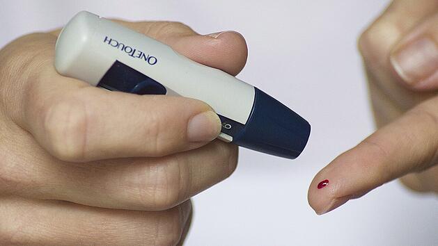 Alltag für Diabetiker: Blutzuckermessung.