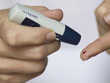 Alltag für Diabetiker: Blutzuckermessung.