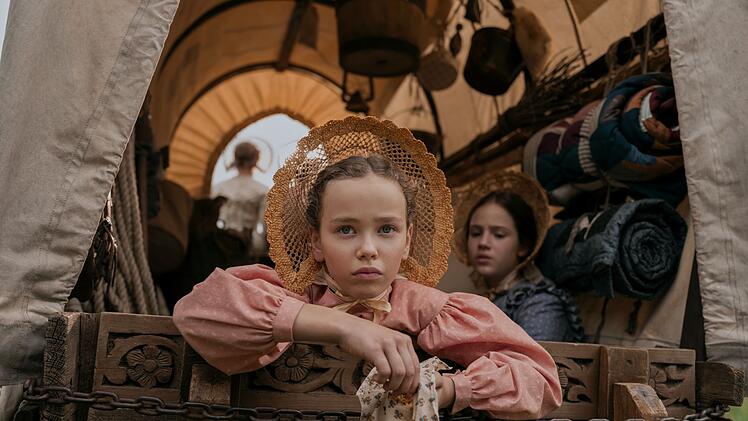 Die Schwestern Laura (Alice Halsey, vorne) und Mary (Skywalker Hughes) m&uuml;ssen sich in einer neuen Welt zurechtfinden.