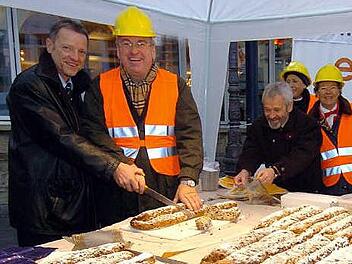 Damals waren die Rollen noch klar verteilt: Ulrich Eberhardt-Schramm (links) schneidet, Heinrich Fehling (Mitte) verteilt. Nun forderte Fehling Eberhardt-Schramm heraus - aber erfolglos. Foto: CT-Archiv/Hagen Lehmann