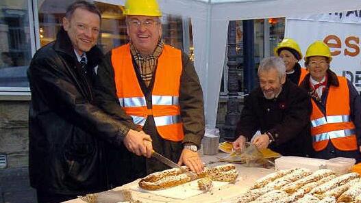 Damals waren die Rollen noch klar verteilt: Ulrich Eberhardt-Schramm (links) schneidet, Heinrich Fehling (Mitte) verteilt. Nun forderte Fehling Eberhardt-Schramm heraus - aber erfolglos. Foto: CT-Archiv/Hagen Lehmann