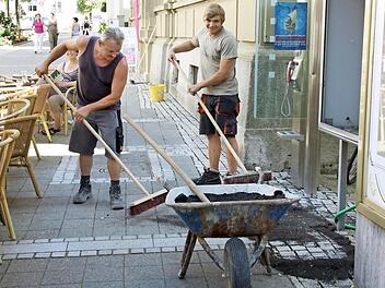 Johann Freibott (links) und Stefan Zelenko verfugen das Pflaster in der Ludwigstraße. Die Arbeiten dauern bis Mittwoch.  Foto: Edgar Bartl
