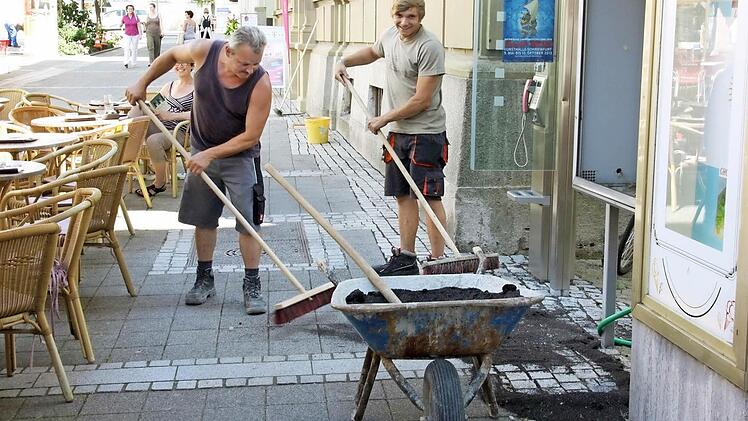 Johann Freibott (links) und Stefan Zelenko verfugen das Pflaster in der Ludwigstraße. Die Arbeiten dauern bis Mittwoch.  Foto: Edgar Bartl