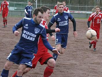 Verbissen wurden die Zweikämpfe geführt, hier der Eberner Jonas Heidenreich (rotes Trikot, Mitte) und der Mönchrödener Sebastian Preßler (links vorne). Fotos: FT