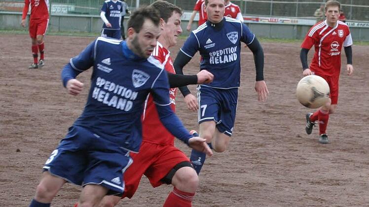 Verbissen wurden die Zweikämpfe geführt, hier der Eberner Jonas Heidenreich (rotes Trikot, Mitte) und der Mönchrödener Sebastian Preßler (links vorne). Fotos: FT