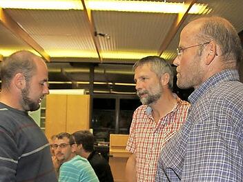 Reinhold Jatzke (links) ist gelernter Betonbauer, deshalb nahm er mit Friedrich Lambrou von der Firma "Beton Hotline" in Rödental/Thurnau (rechts) Kontakt auf. Lehrer Christof Pöhlmann vermittelt. Fotos: Sonja Adam